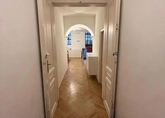 Habitación en casa particular Close To Karlsplatz, Shared Apartment, No Private Bathroom Viena
